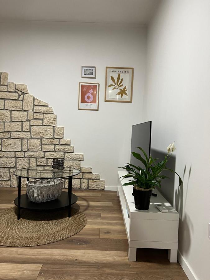Cinderella Apartment With Free Parking Пула Екстериор снимка